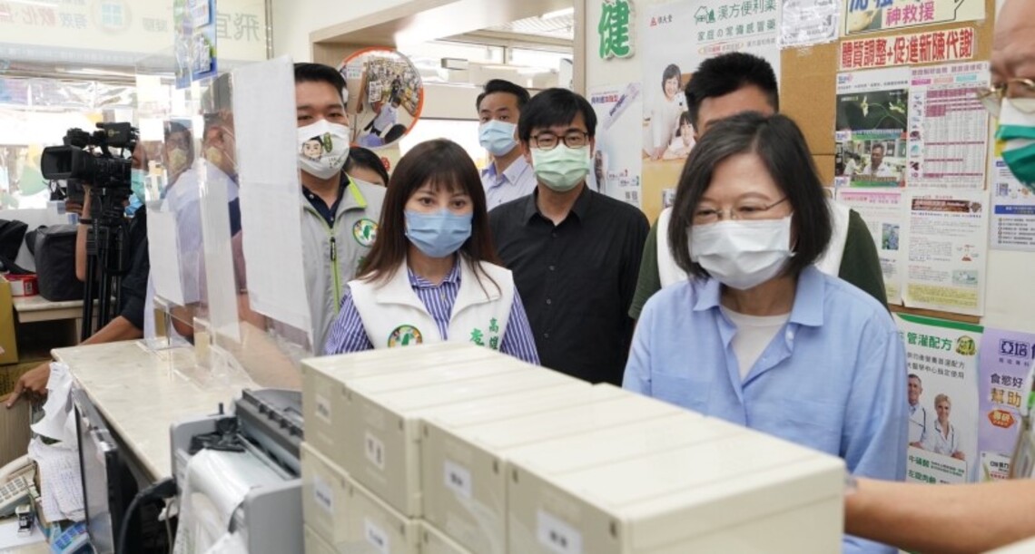 高雄藥師送藥到府全國之冠 總統蔡英文偕同陳其邁感謝基層醫護人員