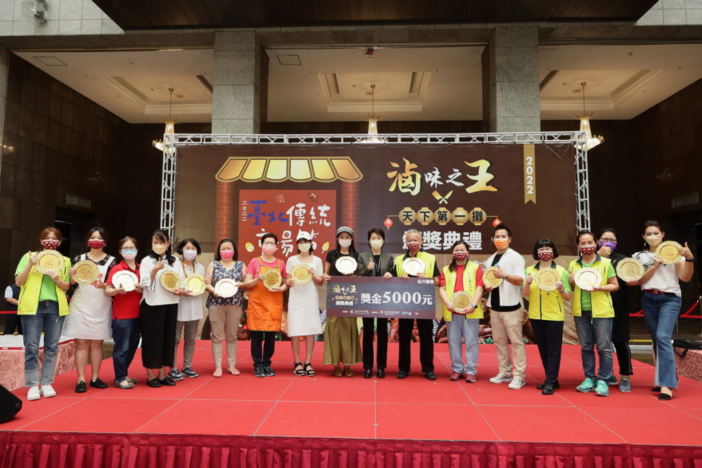 黃珊珊副市長頒發獎金予天下第一攤金賞獎得主頒給各5000元