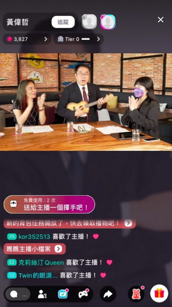 台南市長黃偉哲(中)烏克麗麗哼唱「墓仔埔也敢去」登場