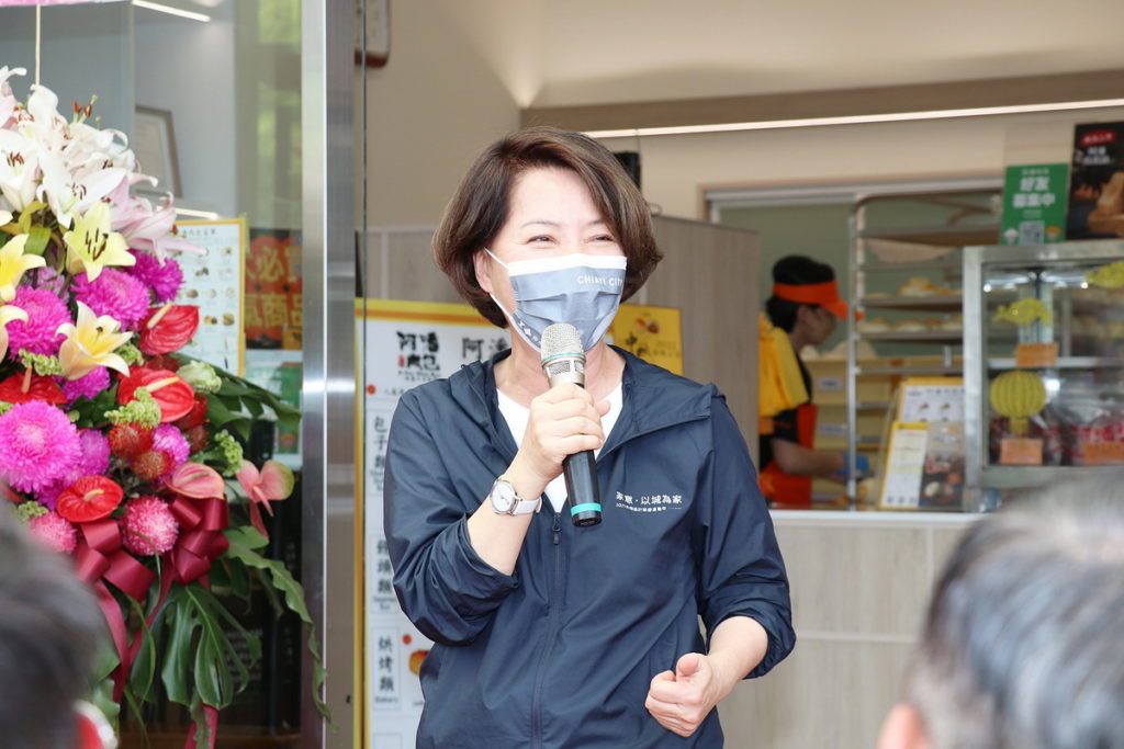 副市長陳淑慧為阿潘肉包喬遷獻祝福