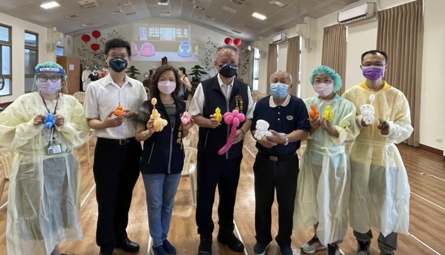 ▲幼兒快打站布置溫馨,花朵、小狗、烏龜造型氣球舒緩不少打針緊張氣氛 (圖/台中市警察局 提供)