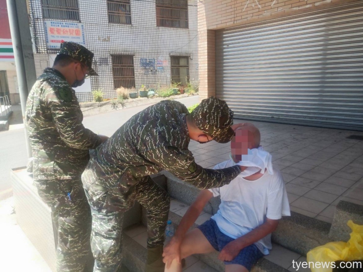 熱昏了!7旬翁人行道上暈倒 龜山軍警消合力救援撿回一命 21 S 18546856