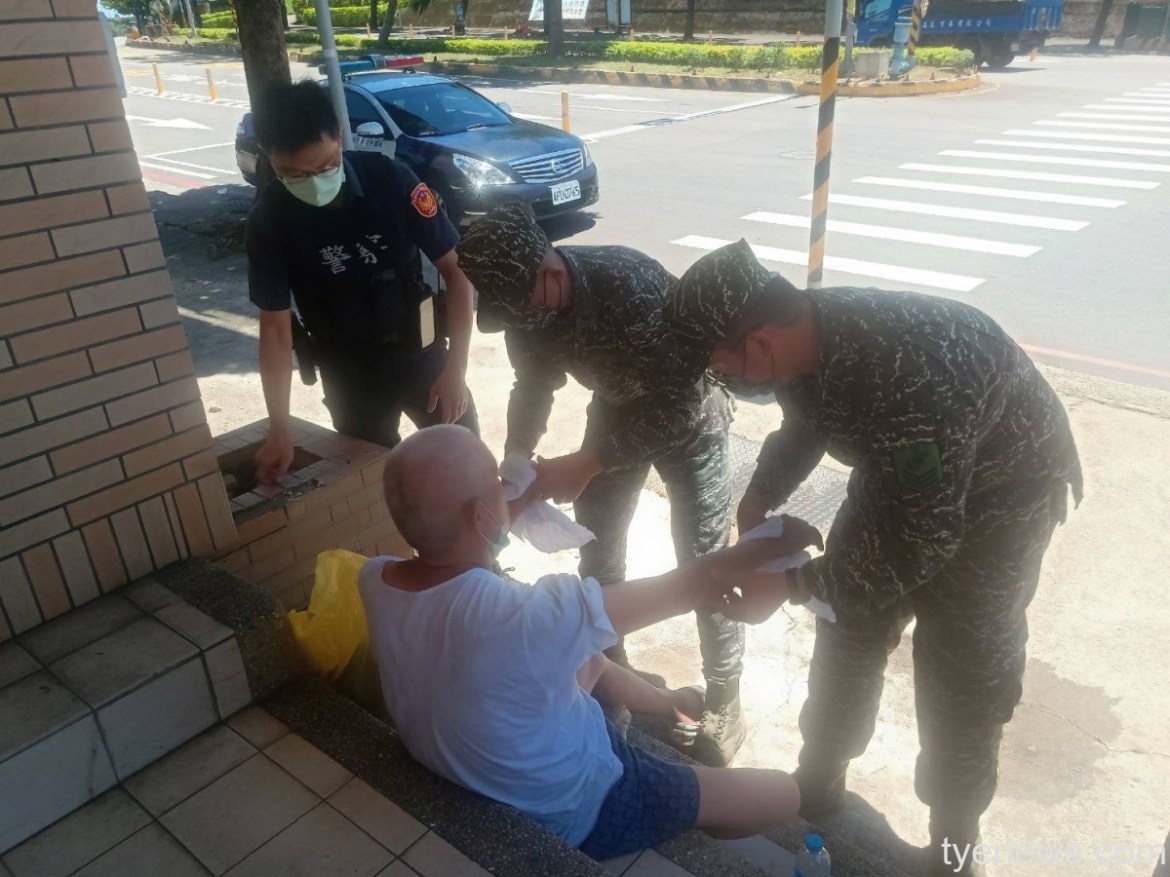 熱昏了!7旬翁人行道上暈倒 龜山軍警消合力救援撿回一命 22 S 18546855