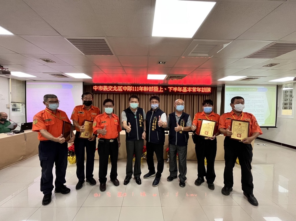 圖片說明:臺中市政府警察局第二分局義交人員常年訓練暨頒發績優義交人員合影。(記者謝榮浤翻攝)