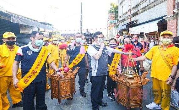 大溪迎六廿四關聖帝君聖誕遶境　桃園市長鄭文燦燃起馬炮領轎　祈求疫後平安