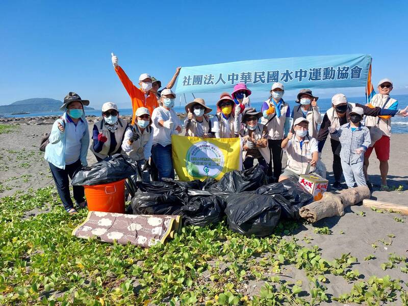 漾新聞|水協雄讚志工隊蚵仔寮海岸巡守淨灘 最小志工幼苗才五歲