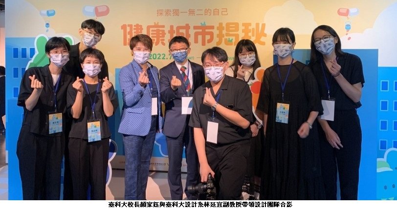 可能是 7 個人和大家站著的圖像
