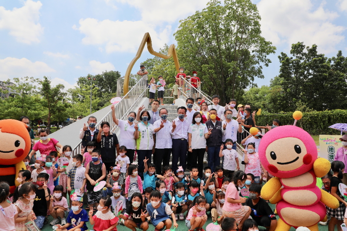 貓咪舞台現身嘉義縣民雄早安公園！MOMOTV哥哥、姐姐帶動唱 孩童嗨翻天