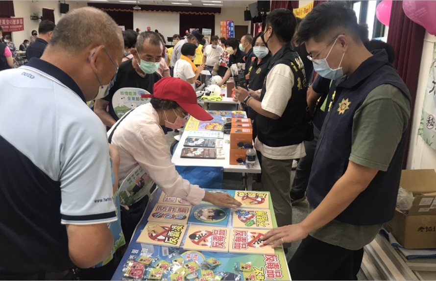 ▲民眾不分男女老幼都踴躍參與活動 (圖/苗栗縣警察局 提供)