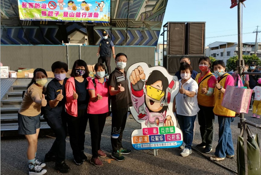 ▲豐原警和民眾一起宣導反毒、反詐騙、反霸凌、反幫派與反菸害 (圖/台中豐原分局 提供)