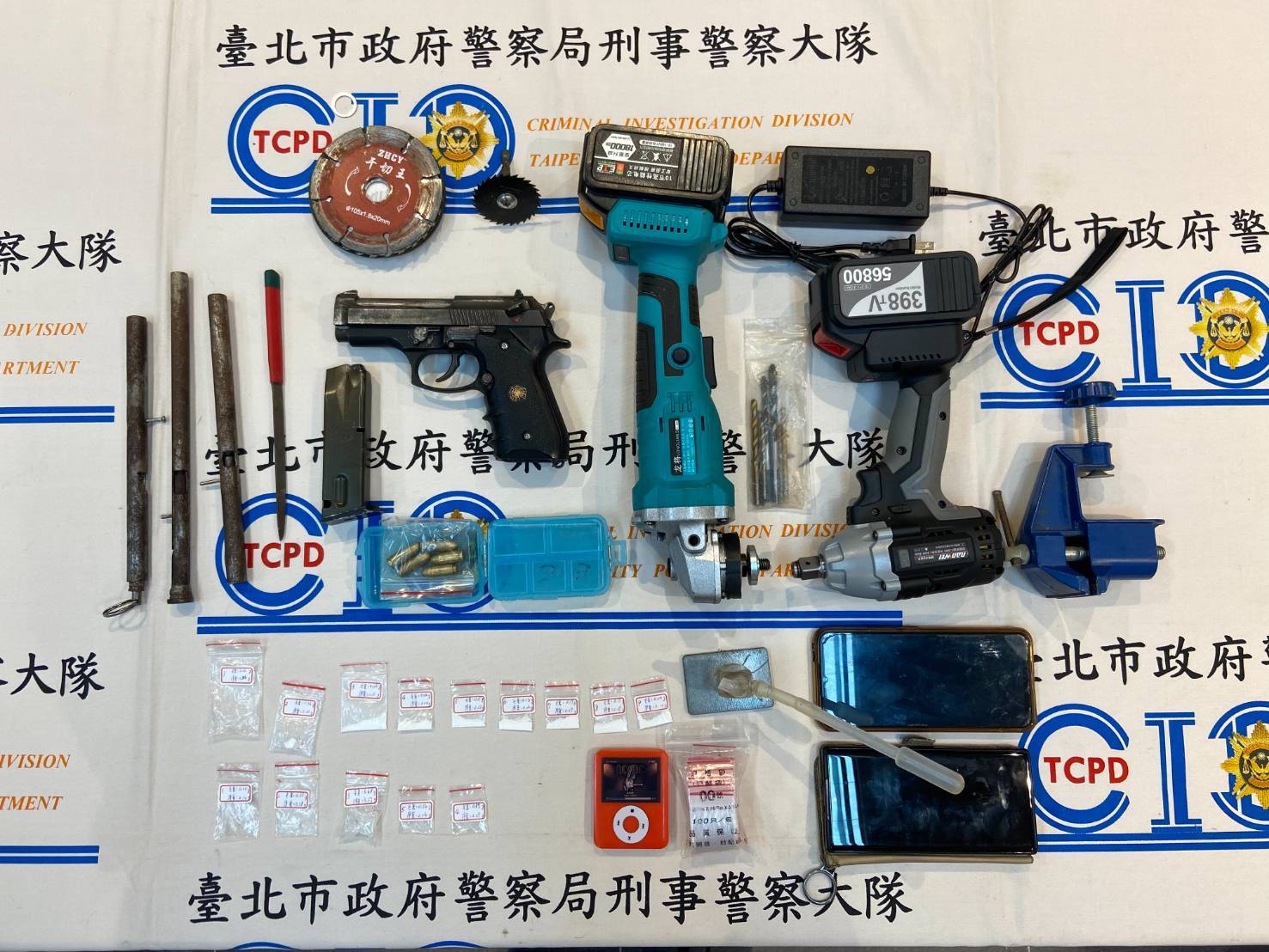圖片說明:北市刑大查獲毒品及非法改造槍械之相關證物。(記者徐煜勝翻攝)