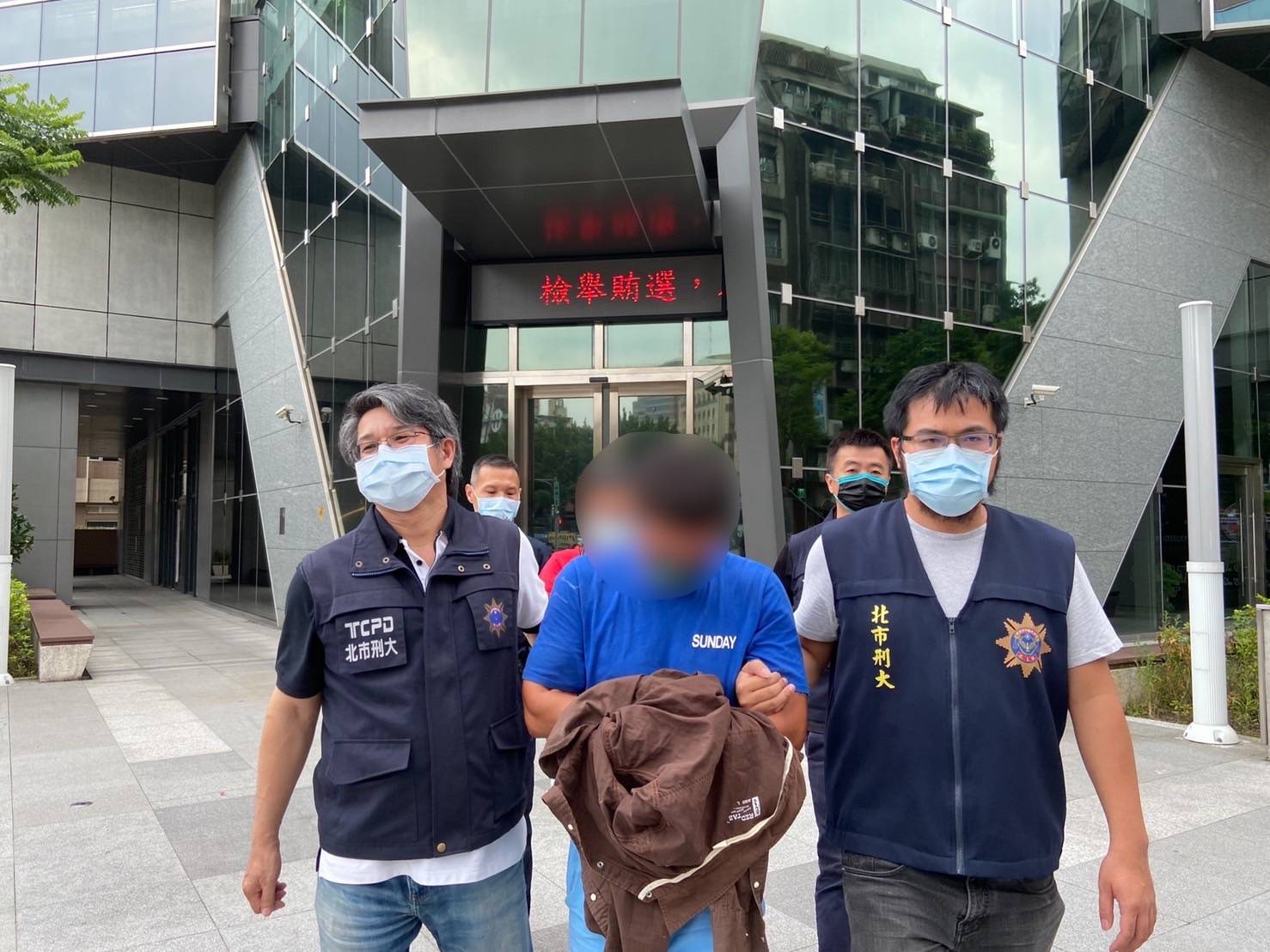 圖片說明:警方將犯嫌于、王等2人移送桃園地檢署偵辦。(記者徐煜勝翻攝)