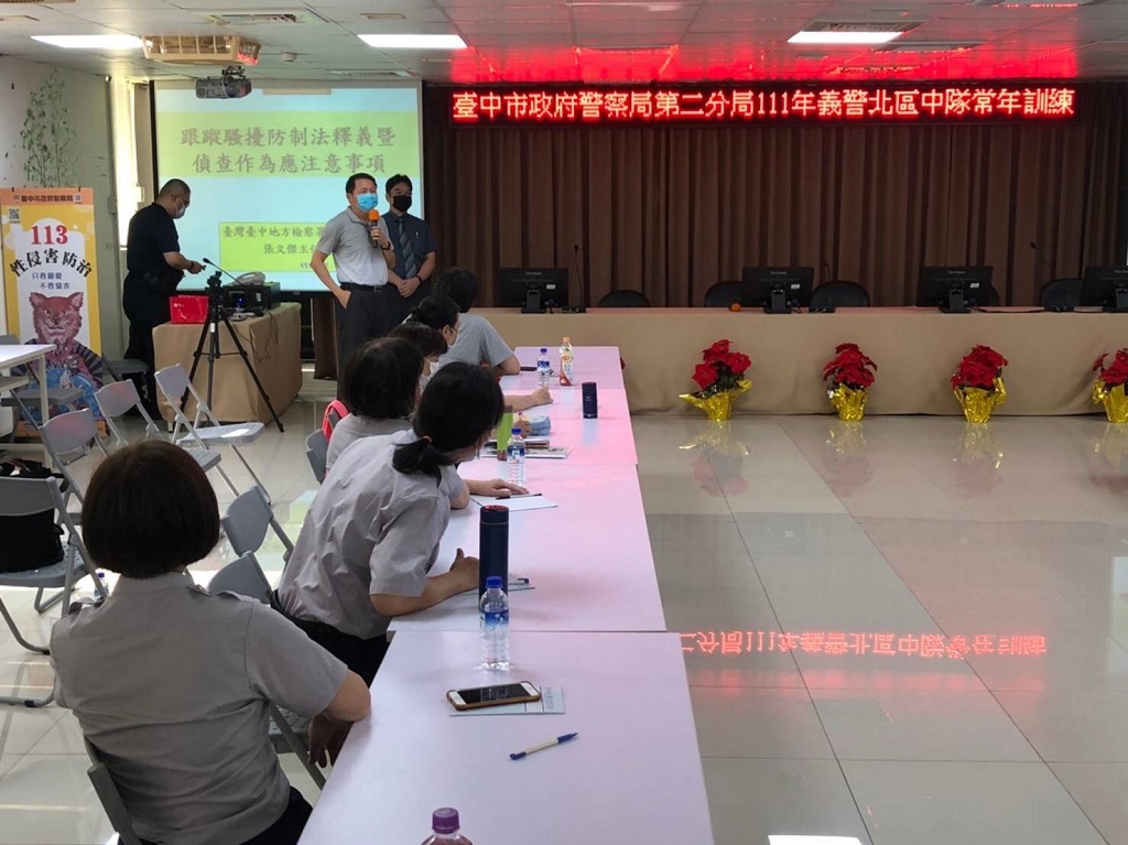 圖片說明:臺中市政府警察局第二分局特別敦聘臺中地檢署主任檢察官張文傑前來授課跟蹤騷擾防制法。(記者謝榮浤翻攝)