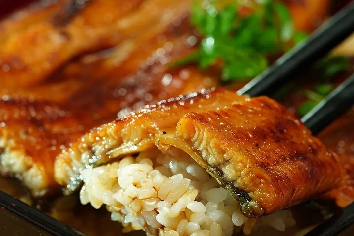 夏季土用丑日被稱為鰻魚日,日本人習慣在當天吃鰻魚增進活力。 圖:株式會社 食文化/來源