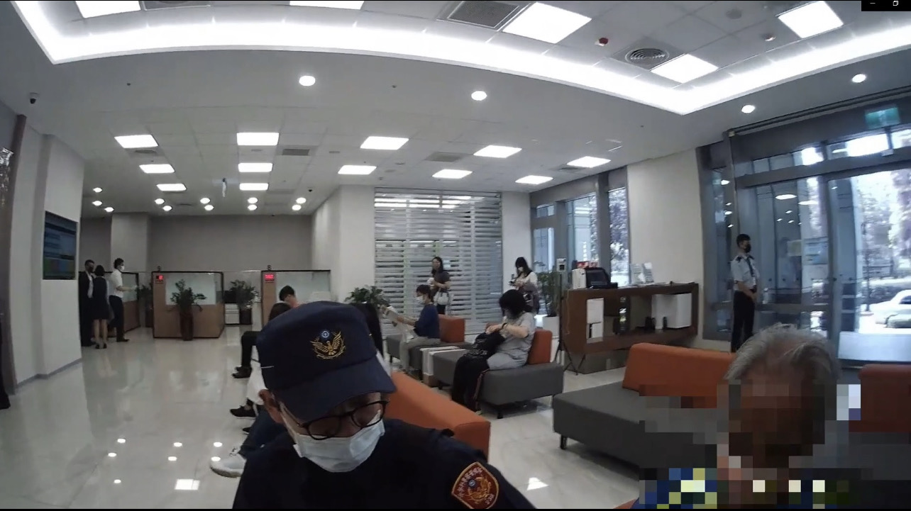 圖:南港分局南港派出所警員陳昭男、許宏偉耐心勸說險遭詐騙民眾