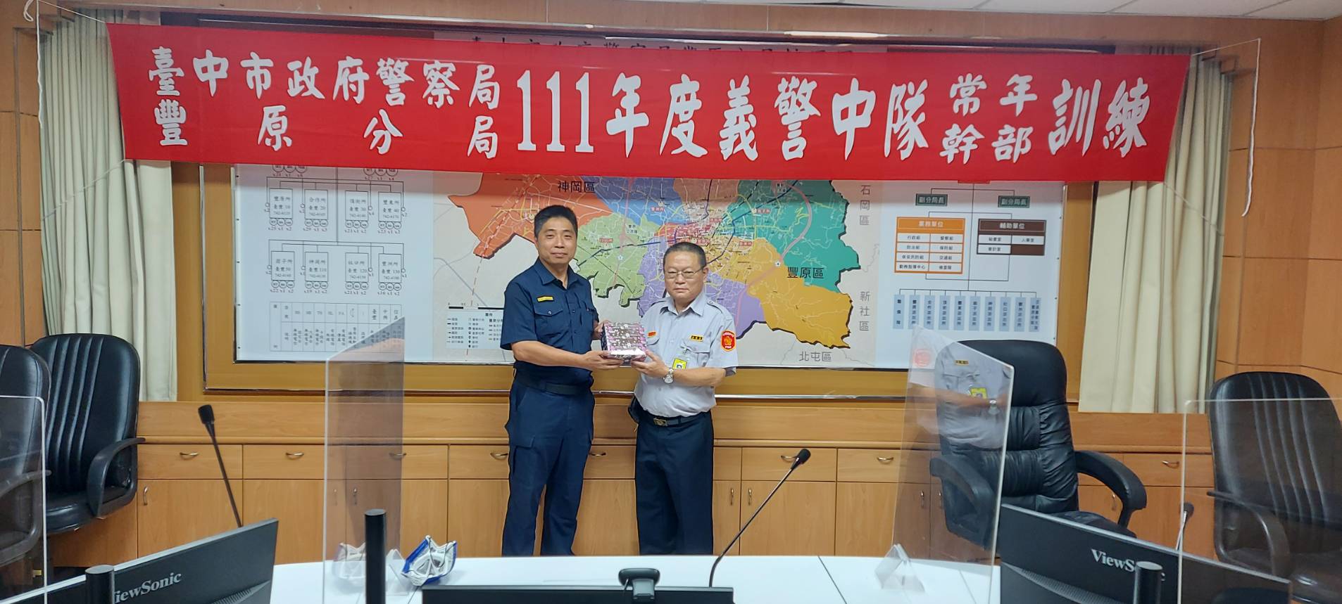 ▲豐原警副分局長陳鴻斌頒獎表揚績優義警人員 (圖/台中豐原分局 提供)