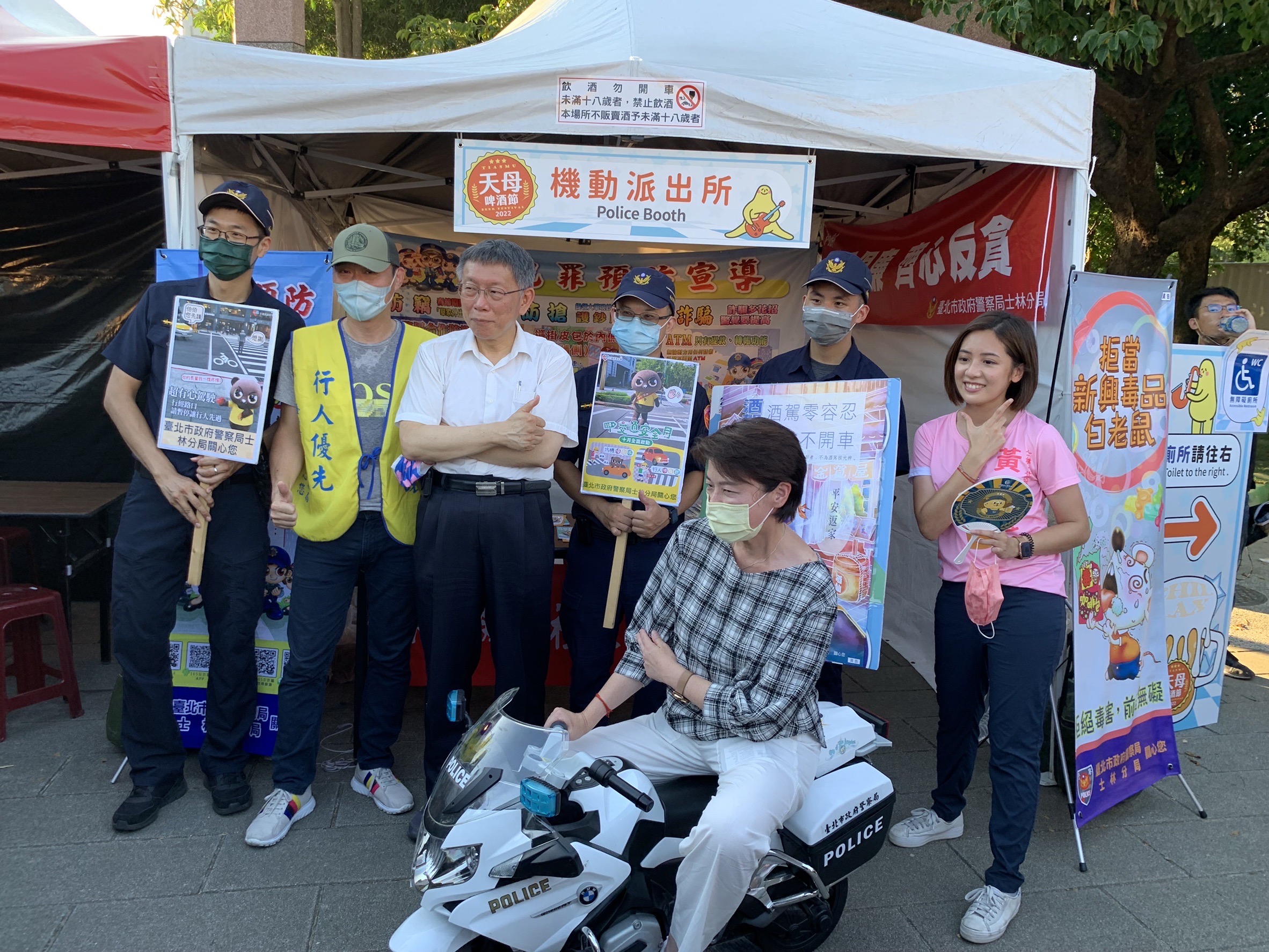 圖片說明:巿長柯文哲也到場參加啤酒節與大小朋友同歡。(記者戴昱弘翻攝)