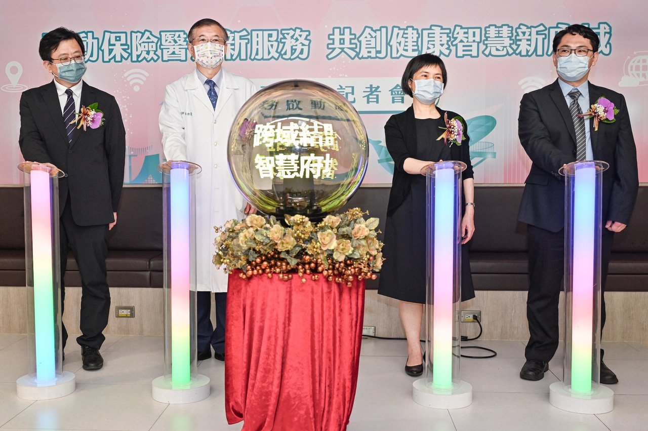 臺南市衛生局長許以霖（左起）、奇美醫學中心邱仲慶院長、中國人壽黃淑芬總經理、成大...