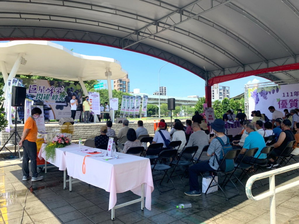 臺北市希望廣場舉辦「111年度臺中市優質葡萄評鑑」活動
