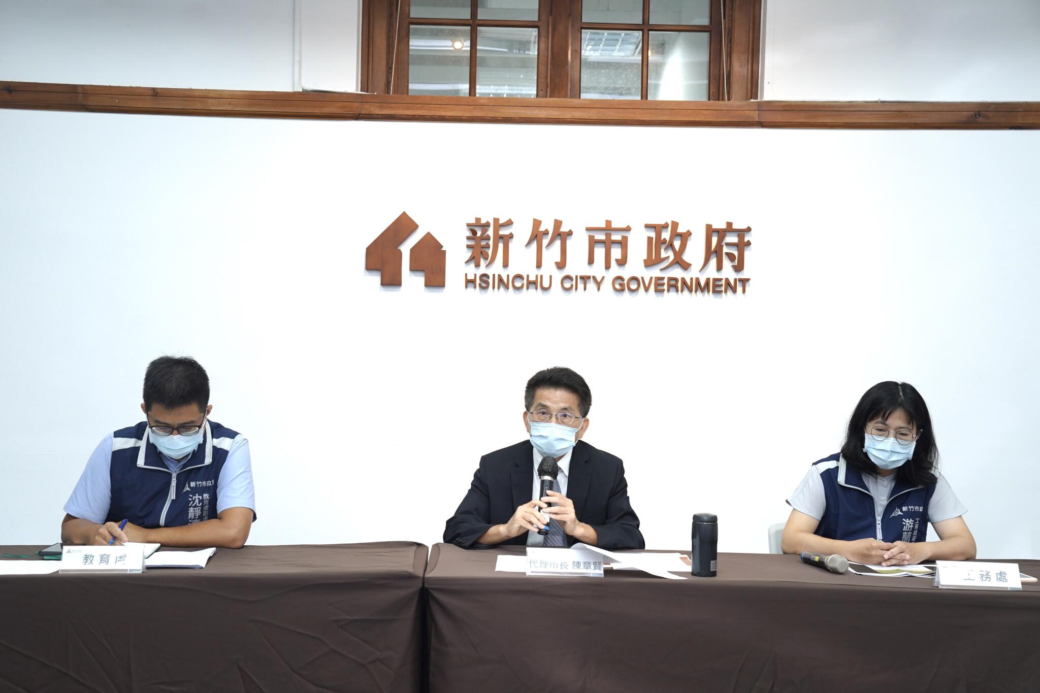 斥資12億棒球場爭議引藍白砲轟 新竹市府:全力改善 32 (左起)教育處沈靜濤副處長、陳章賢代理市長、工務處游蘭英副處長。