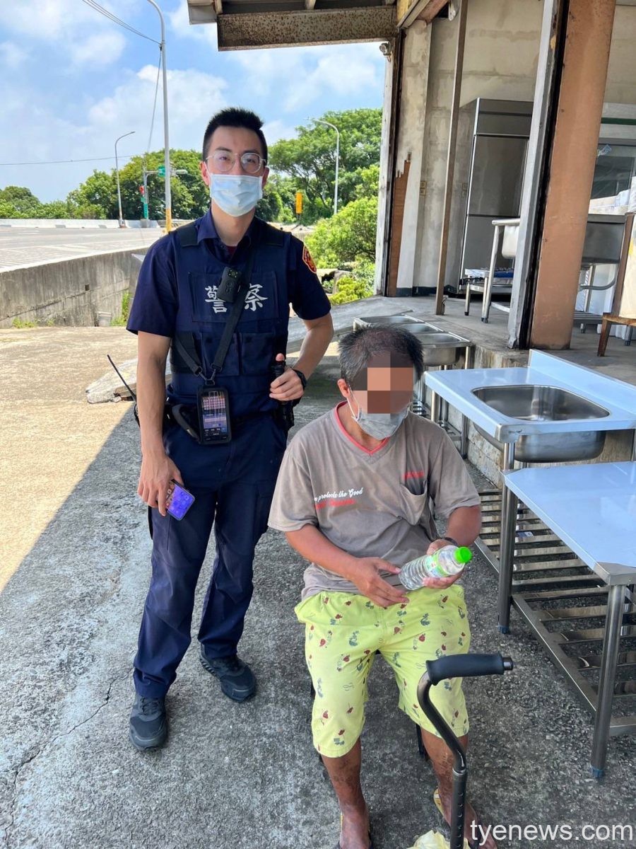 精障男拄拐杖趴趴走迷路 口袋掏這個讓大園警助其返家 20 160577 scaled