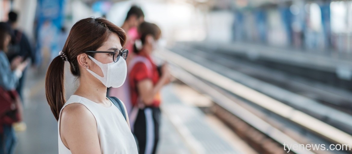 本土再降!7/25本土新增16921例 53人死亡 15 young asian woman wearing protection mask against novel coronavirus 2019 ncov wuhan coronavirus public train station is contagious virus that causes respiratory infection healthcare concept 2