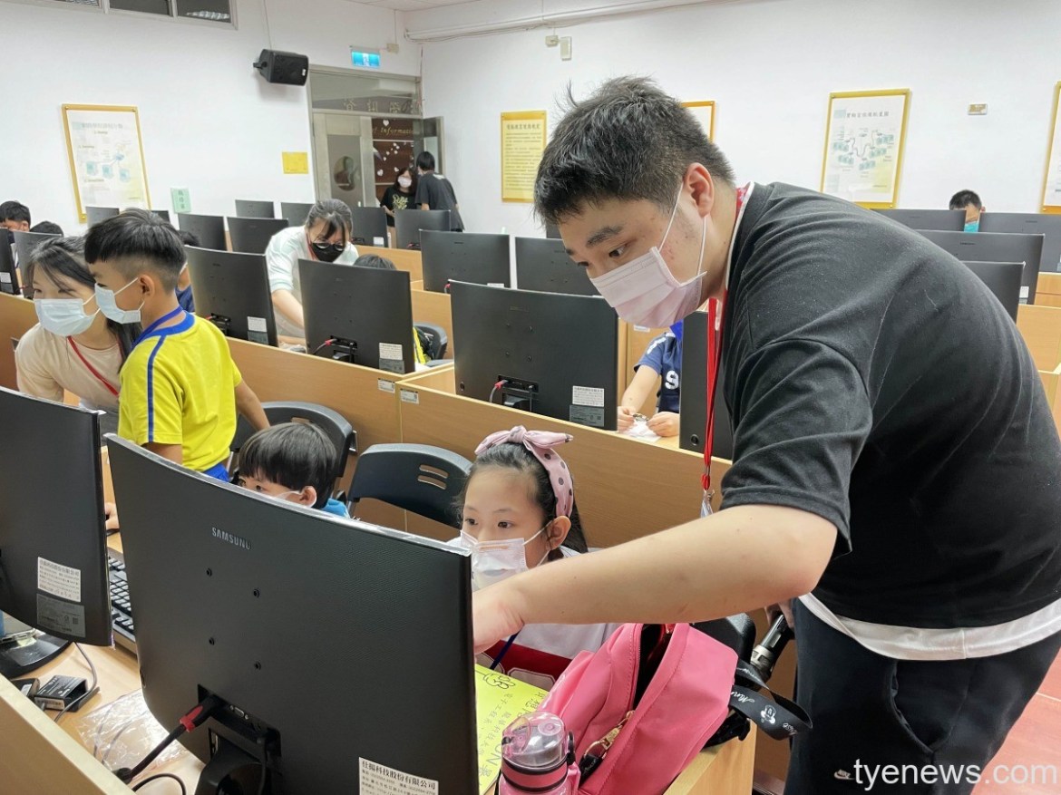 龍華科大「資想陪你FUN暑假」培育學童資訊萌芽發展潛能 27 「資想陪你FUN暑假」 龍華科大培育學童資訊萌芽發展潛能 1