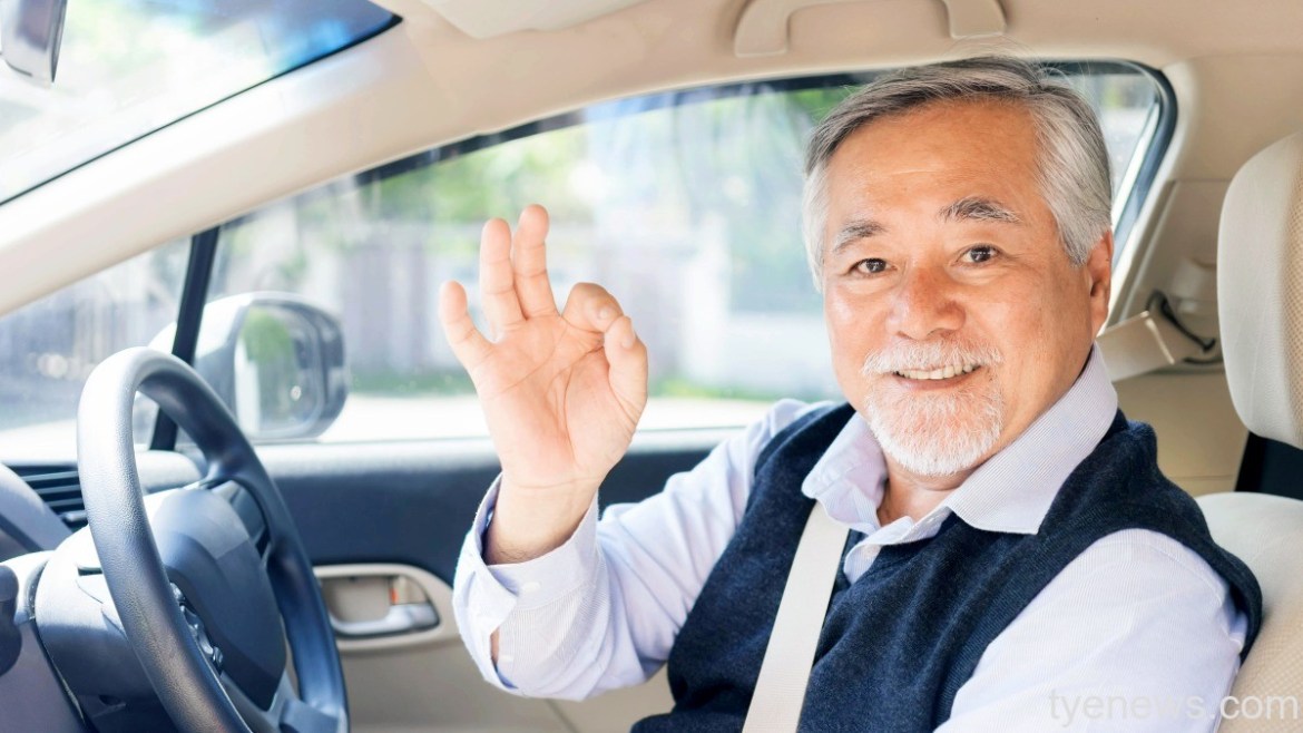桃園監理站辦理高齡駕駛換照 明大園區提供一站式服務 25 portrait smiling asian senior man old man elderly man driving car