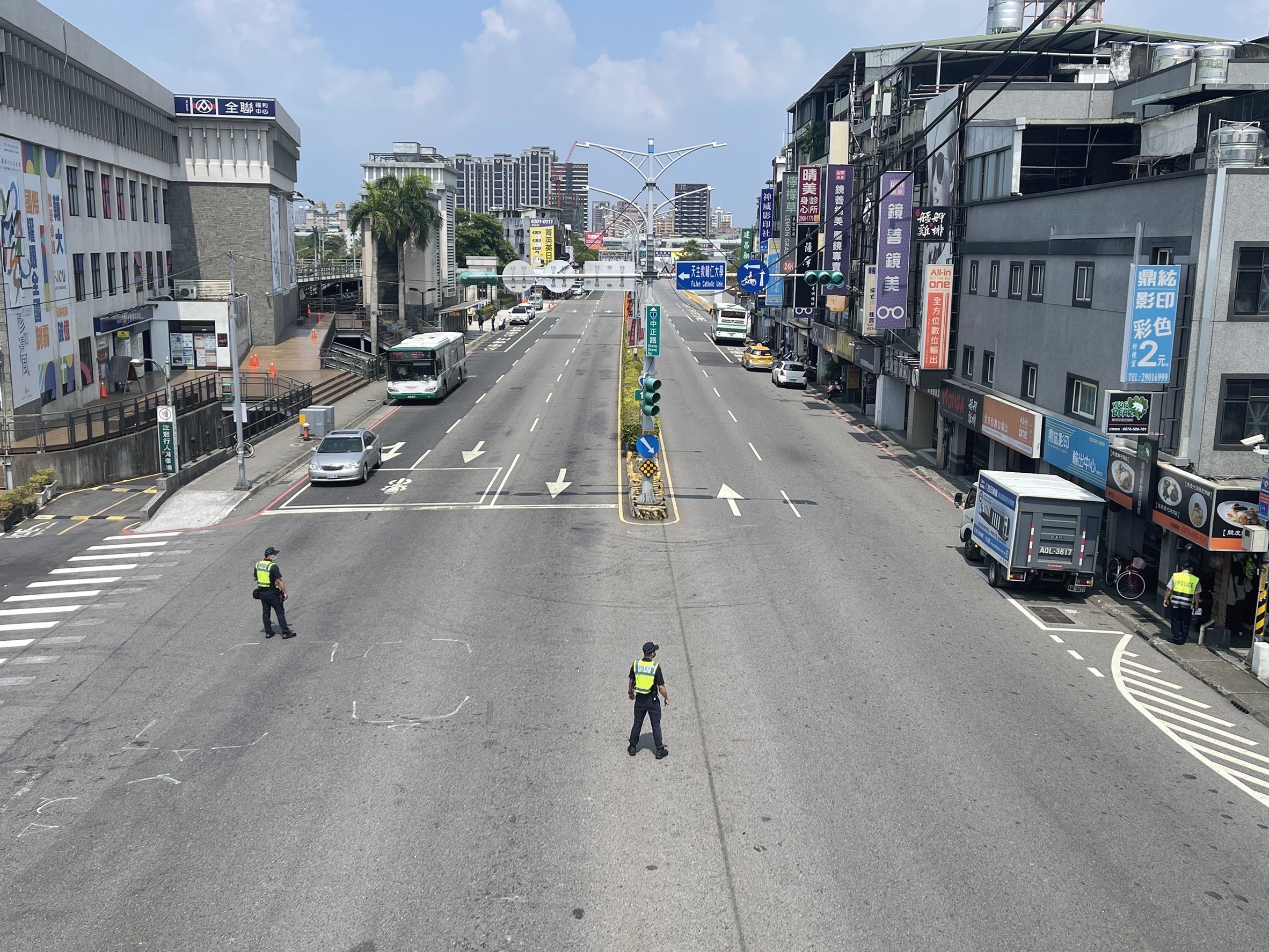 圖片說明:新莊警協助演習淨空街道。(記者戴昱弘翻攝)