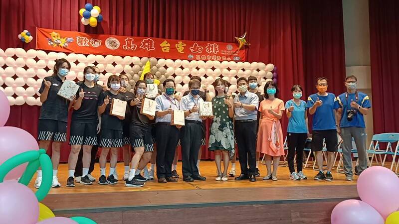 漾新聞|台電女排送關懷到港和 熱血教練吳俊升退休離情依依