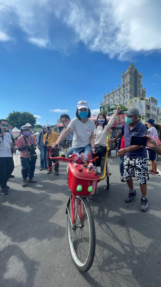 漾新聞|柯志恩解隔離旗津拜票 騎三輪車［母雞載小雞］