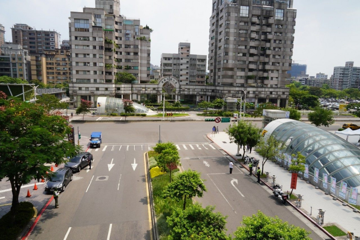 台北市在25日的萬安45號演習中，直接在全市擴大演練「車停，人下車就近疏散」科目。（圖／台北市府秘書處媒體事務組）