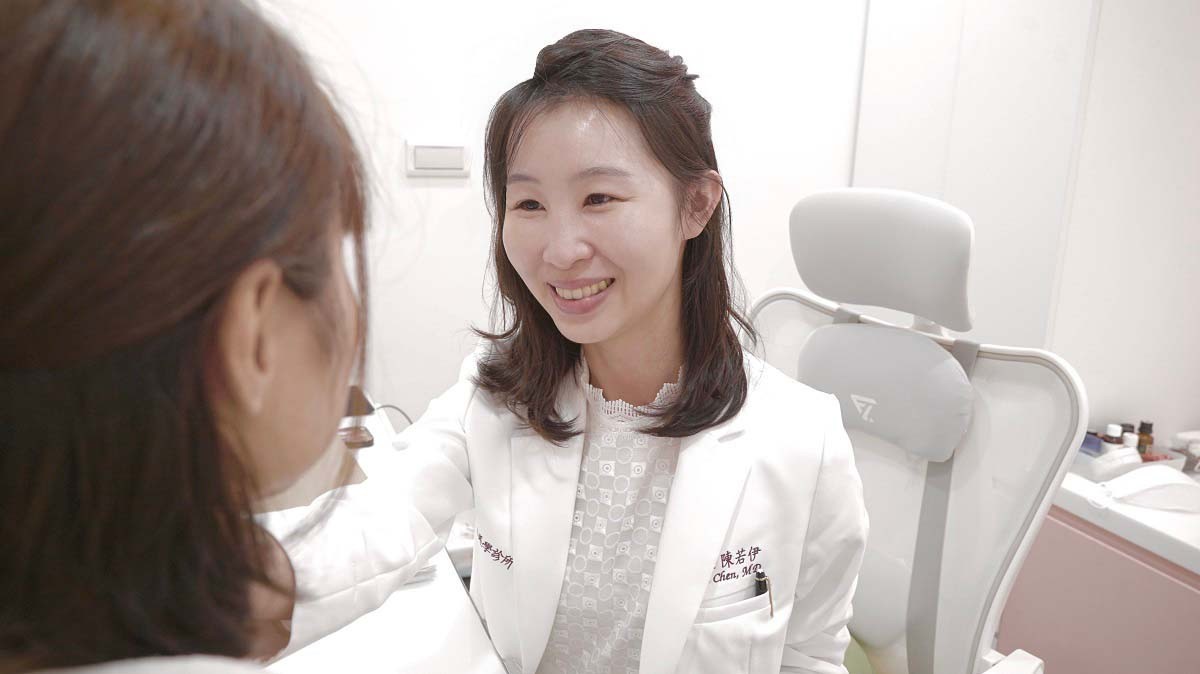 (右)陳若伊醫師。