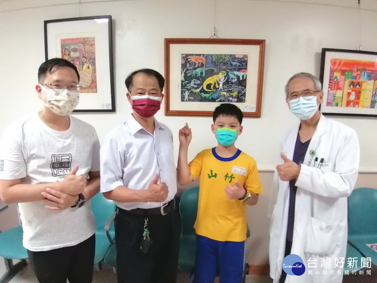 竹山秀傳醫院為在地學子闢出藝廊。（竹秀提供）
