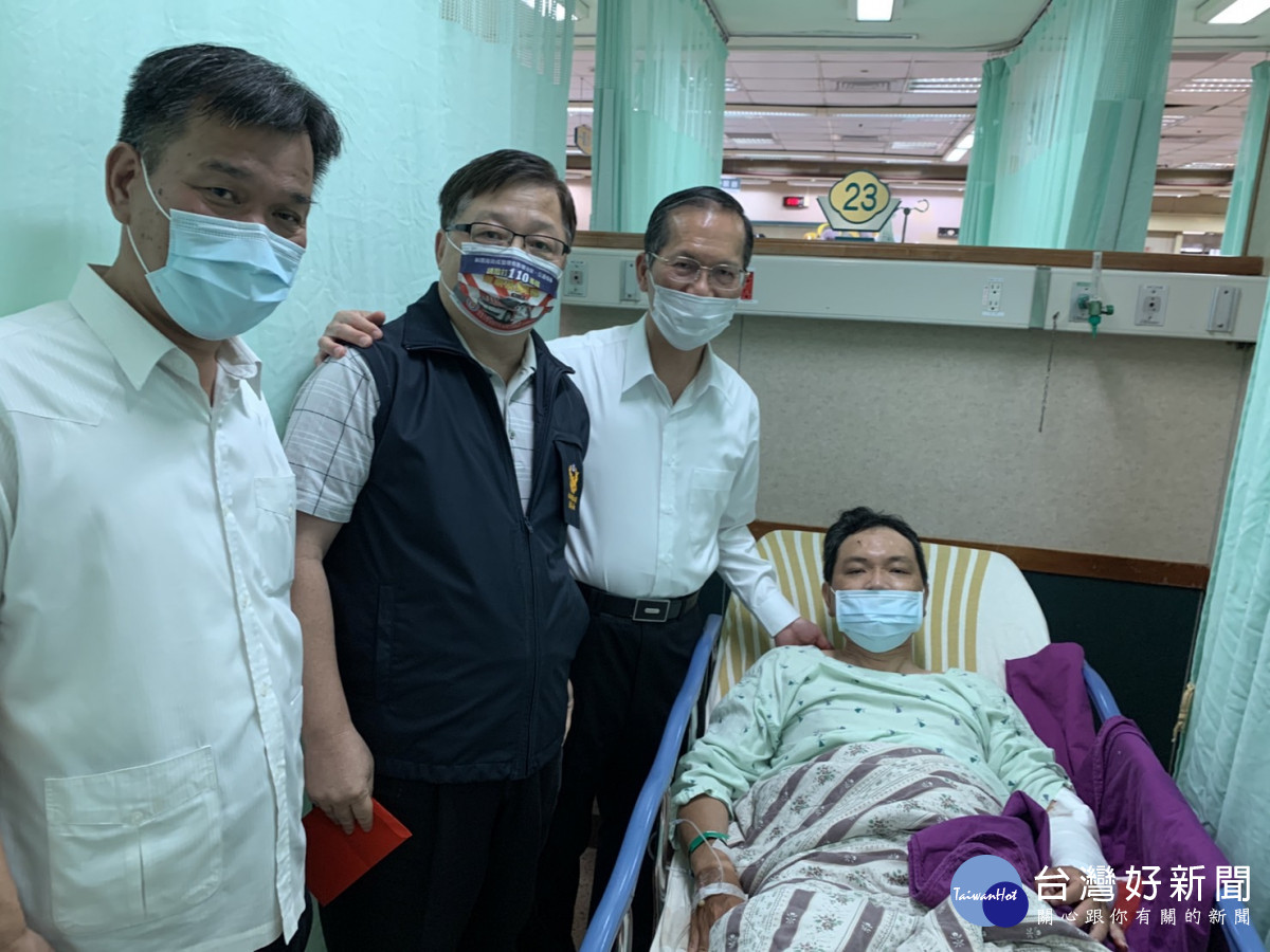 局長許錫榮、警政署駐區督察蕭興南與楊梅分局長洪志朋前往醫院探視同仁,表達慰勉之意。<br /><br /> <br /><br />