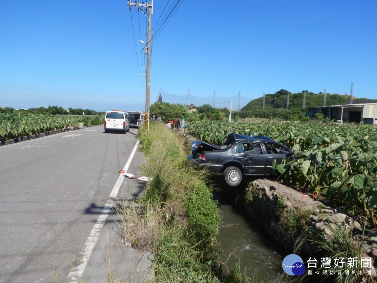 小客車遭曳引車猛烈撞擊，飛落一旁農田，駕駛及乘客也拋飛車外，傷重不治。