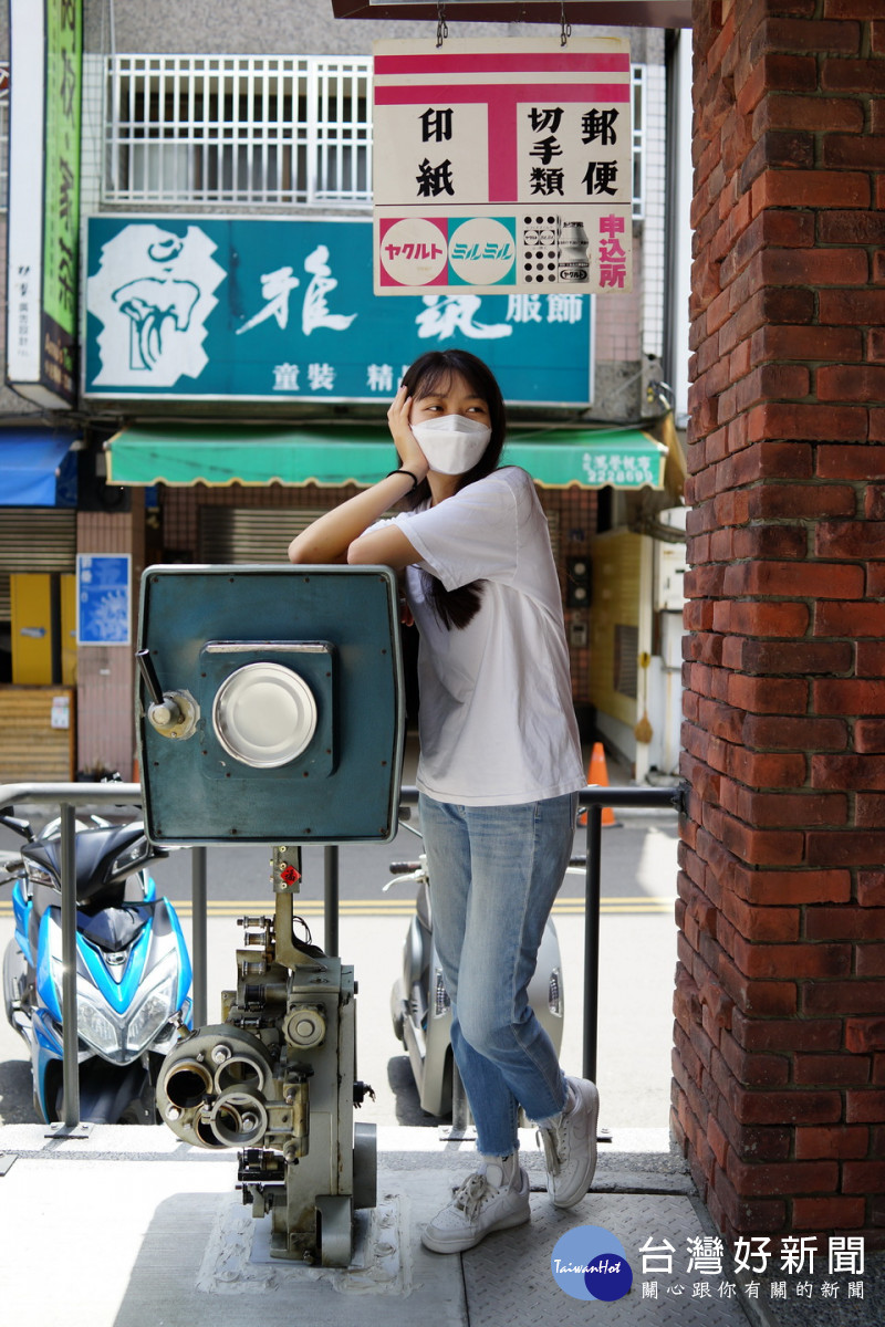 全台首座放映機郵筒專為有心人祈好姻緣。（南投戲院提供）