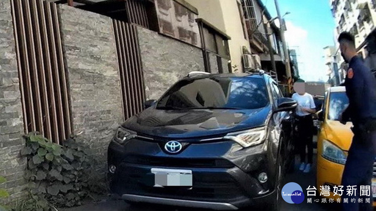 ▲少女汽車停在牆邊，左側及前方各有車違規停車向警方求助。