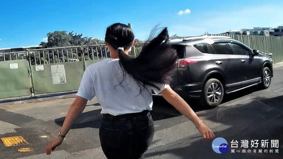 ▲員警一次就將車開出來,少女開心地跳著向員警致謝。