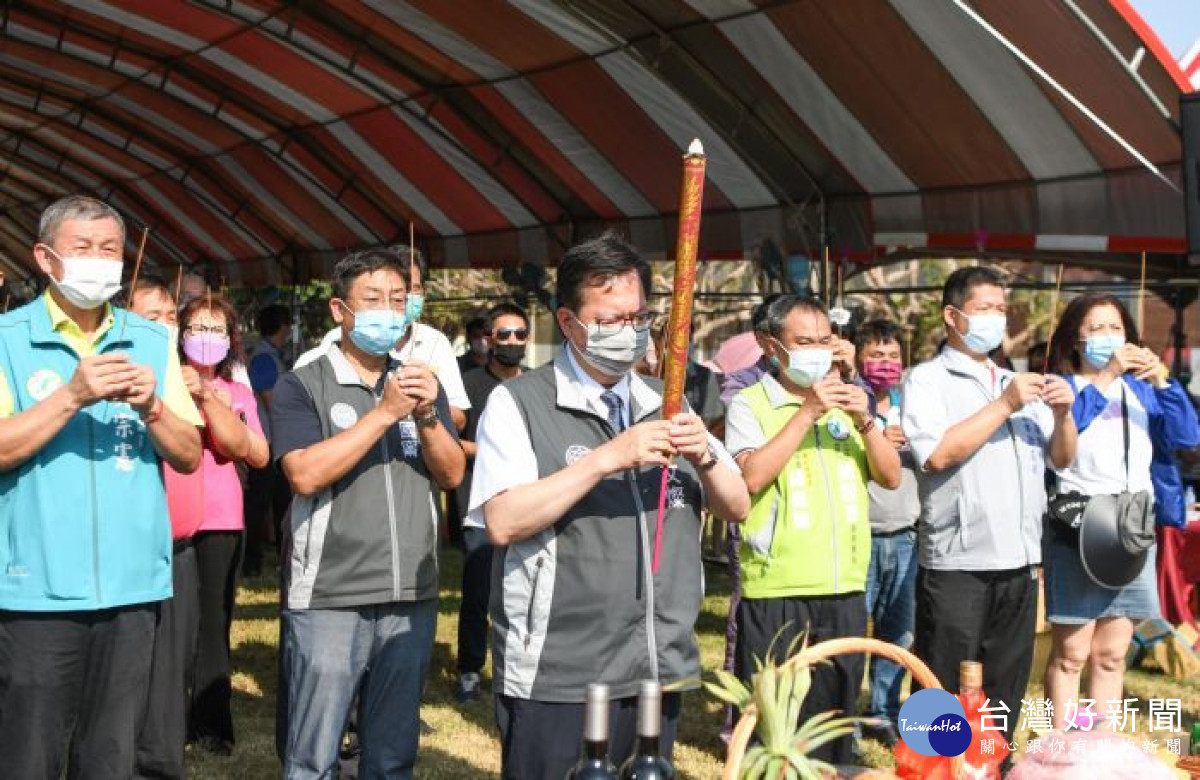 桃園市長鄭文燦與貴賓上香祈福工程順利。<br /><br /> 
