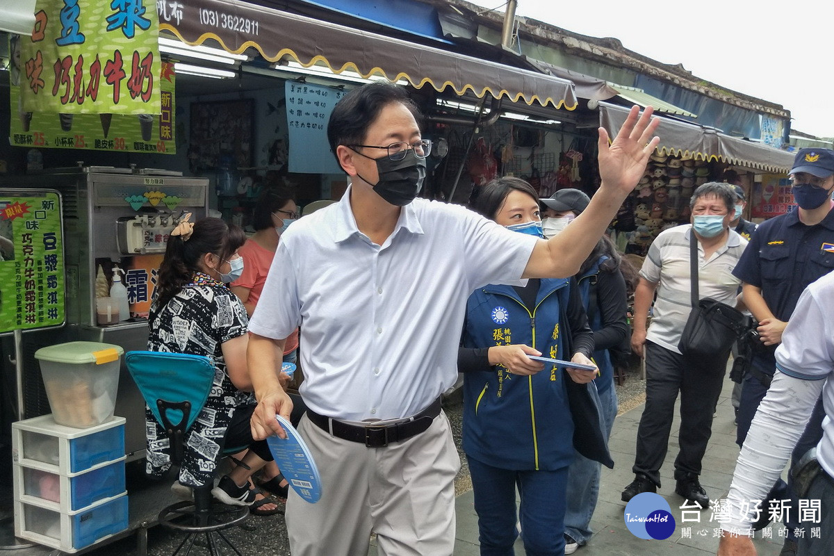 國民黨桃園市長參選人張善政大溪拜廟之行,沿大溪老街拜票爭取民眾支持。