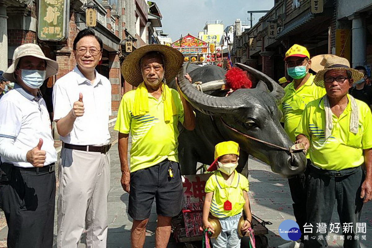 國民黨桃園市長參選人張善政大溪拜廟之行,沿大溪老街拜票爭取民眾支持。