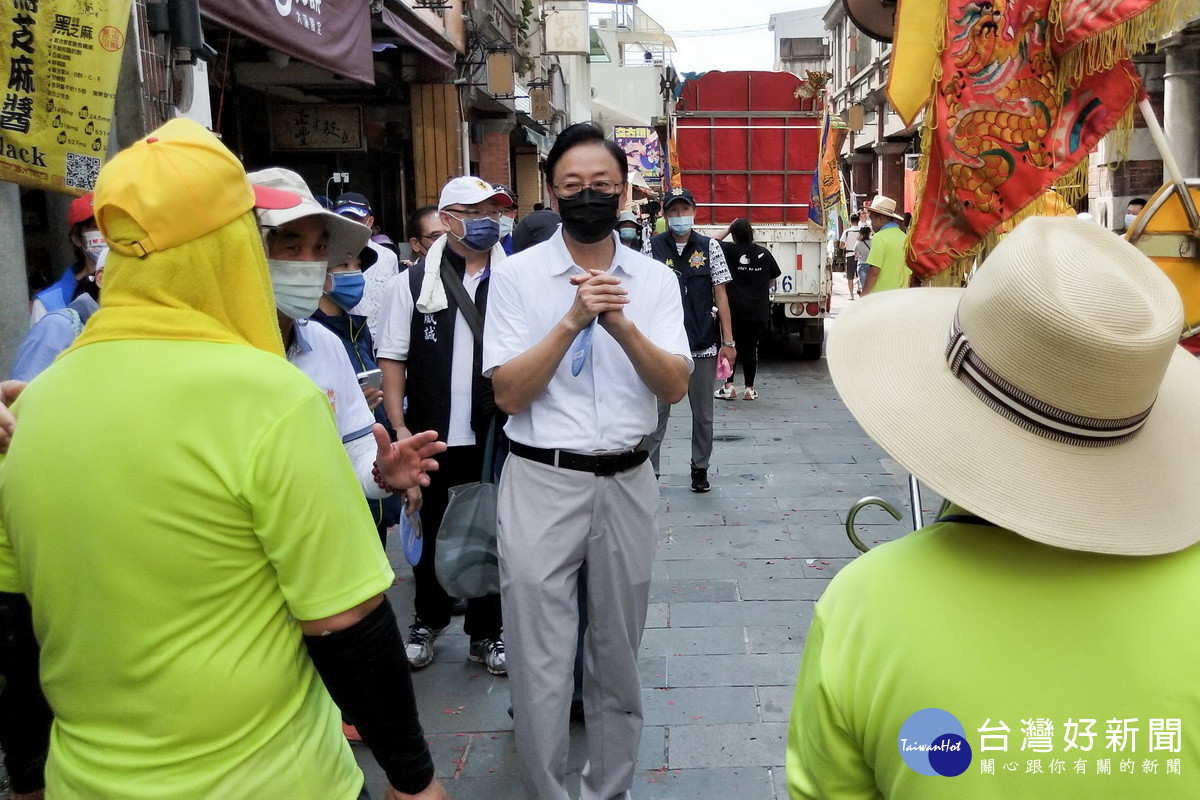 國民黨桃園市長參選人張善政大溪拜廟之行,沿大溪老街拜票爭取民眾支持。