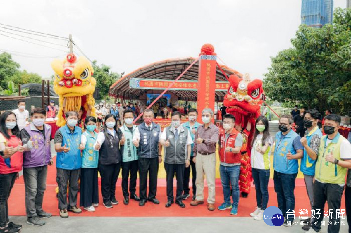 鄭市長與貴賓合影。<br /><br /> <br /><br /> 