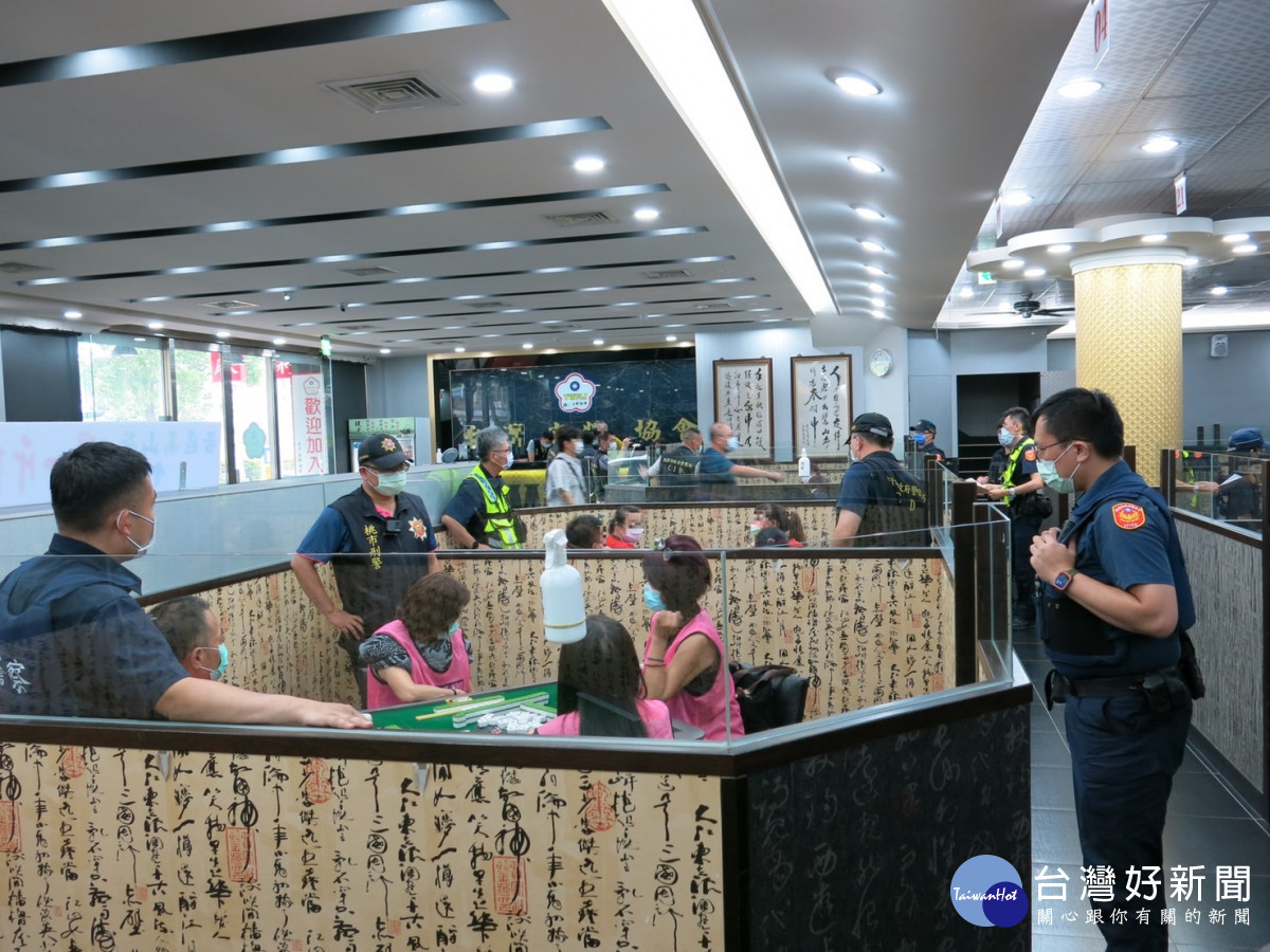 龍潭警破獲麻將職業賭場 逮回18人、查扣122萬餘元賭資