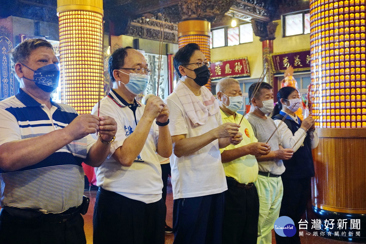 國民黨桃園市長參選人張善政於明倫三聖宮參拜,祈求國泰民安。<br /><br />