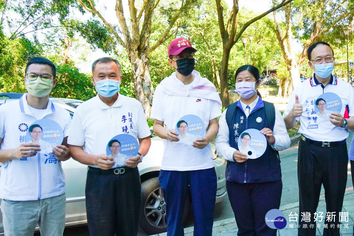 國民黨桃園市長參選人張善政虎頭山健行,桃園市議會副議長李曉鐘、市議員林政賢、陳美梅、桃園區市議員參選人凌濤到場陪同。