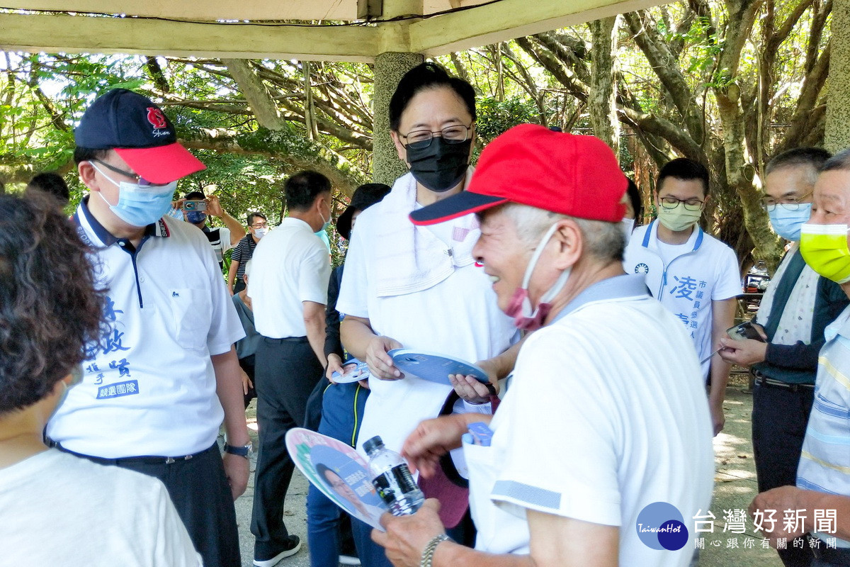 國民黨桃園市長參選人張善政虎頭山健行,與民眾們話家常。