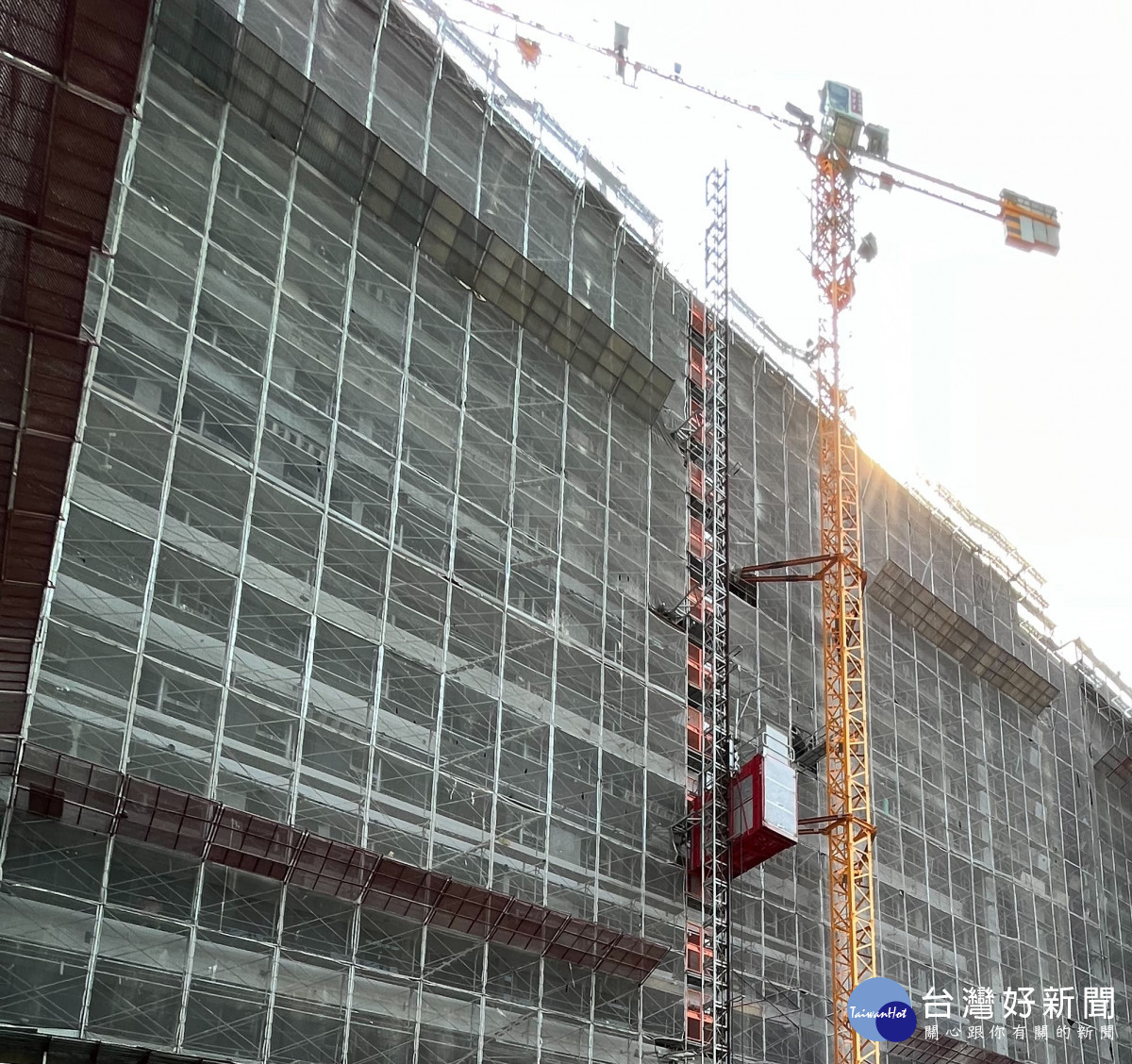 青埔某建案發生1死職災意外,勞檢處勒令2公尺以上開口處作業停工,並依法嚴懲30萬元及移送地檢署偵辦。
