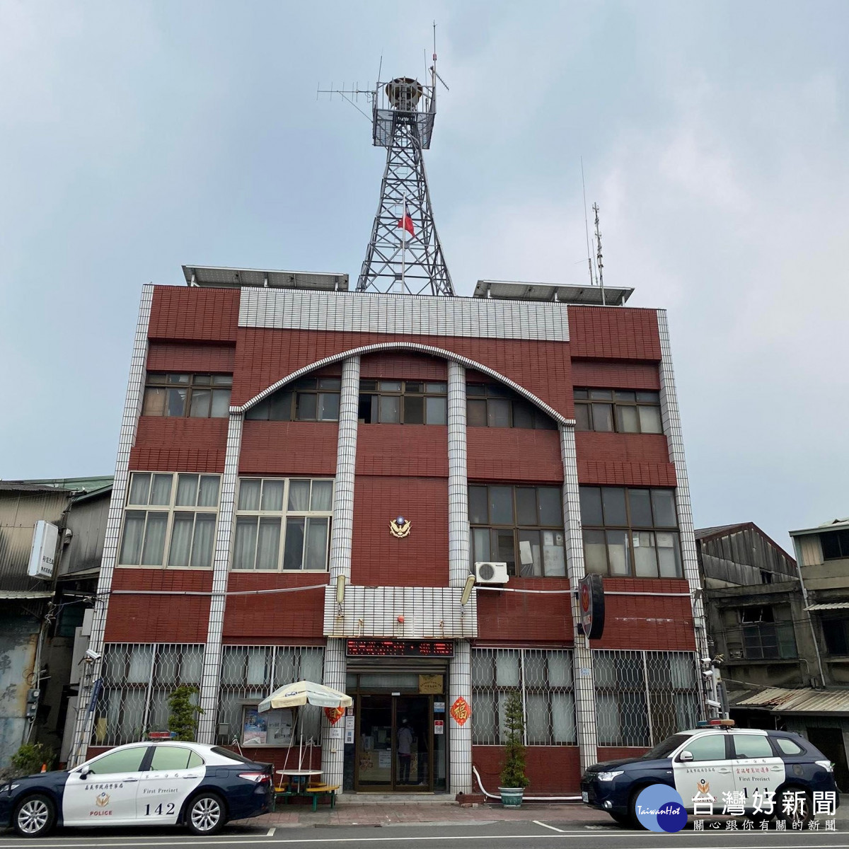 八旬老翁散步迷途，竹園暖警護送返家／警方提供